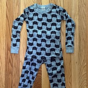 Hanna Andersson size 5 (110) cat pattern long sleeve pajamas.